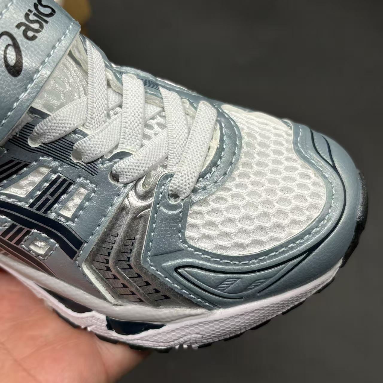 Children's shoes child